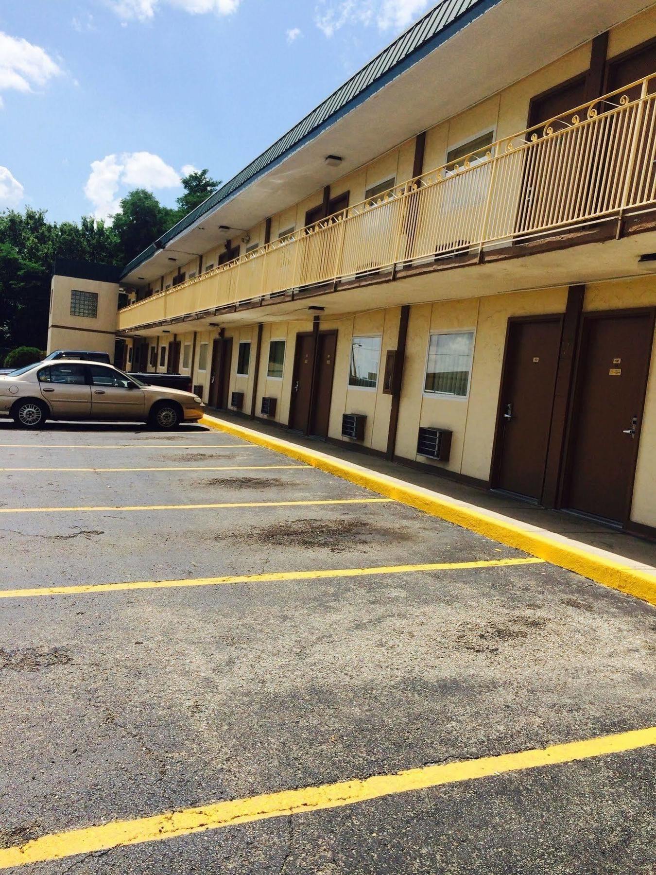 Air View Inn Dayton Bagian luar foto